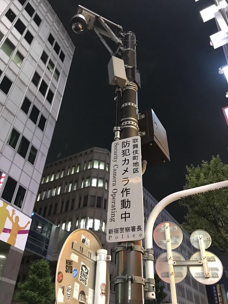 歌舞伎町に設置された警視庁の防犯カメラ（撮影・初瀬礼）