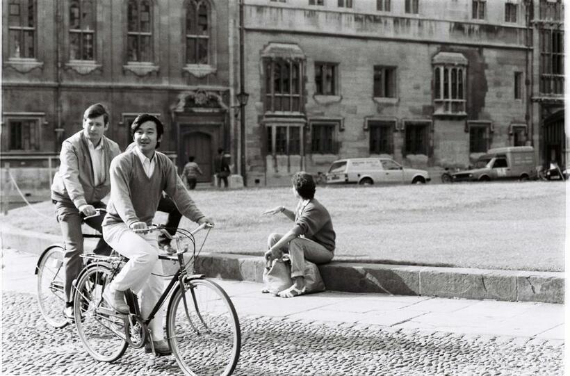 １９８５年の秋、大学周辺で自転車に乗る浩宮さま　（ｃ）朝日新聞社