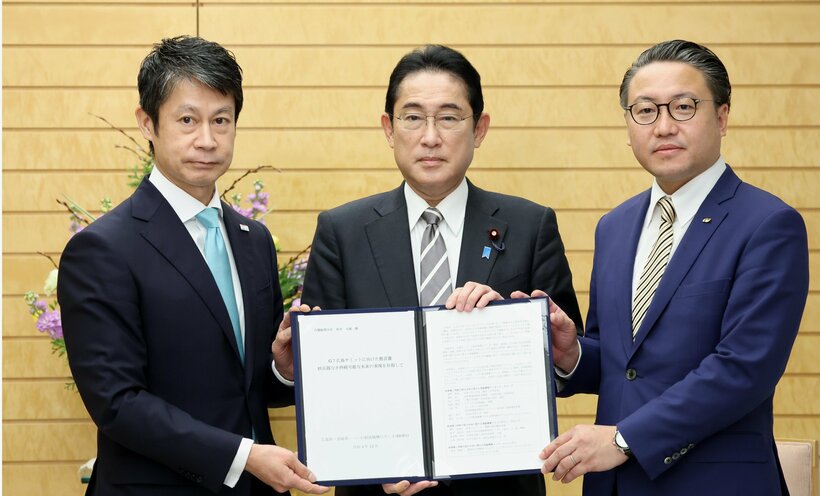 広島知事（左）とともにＧ7広島サミットに向けた提言書を岸田文雄首相に渡す大石知事（22年12月）