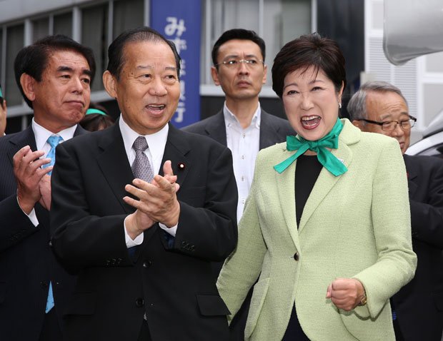 東京１０区の補選で二階俊博自民党幹事長、下村博文都連会長と談笑する小池知事　（ｃ）朝日新聞社