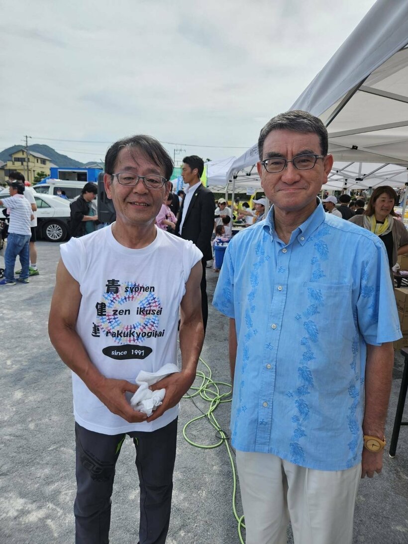 地元の夏祭りに参加した片倉氏（左）と河野氏（画像＝片倉氏提供）
