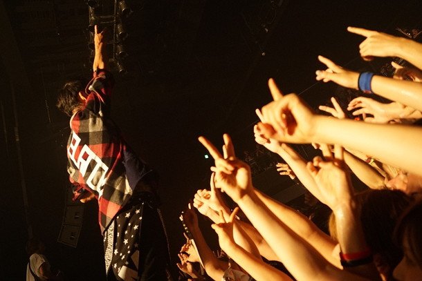 UVERworld 10周年ツアー初日に愛笑むと対バン＆うっかり新シングルリリース発表