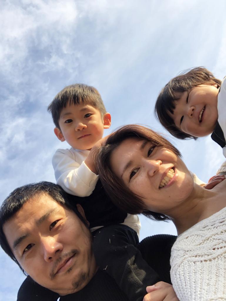 篠田玲さん（４５）一家。左から夫（４２）、長男の唯君（５）、玲さん、長女（３）の４人家族。「夫は一緒に子を育てる同志です」と玲さん（写真：篠田さん提供）