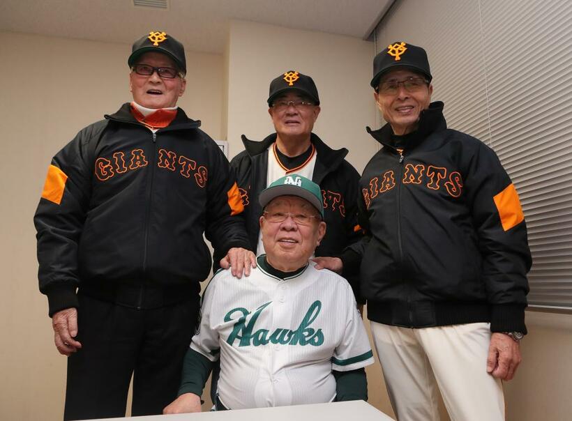 ＯＢ戦の前に記念撮影をするホークスＯＢの野村克也さん（手前）と（後方左から）巨人ＯＢの長嶋茂雄さん、張本勲さん、王貞治さん＝２０１８年２月１０日(C)朝日新聞社