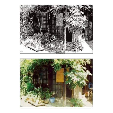 東京・谷中の仕舞屋。木造家屋をおおう植物や地面に強く当たった光から夏の暑さが伝わってくる。ペン画では右の自転車とホースを消し、涼やかな音と風を感じさせるため、写真にはない風鈴を加えている