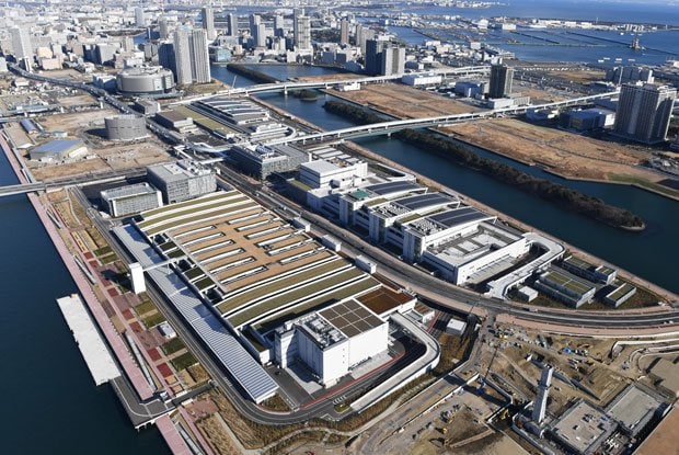 豊洲市場の空撮。道で区切られた手前左側が６街区（水産仲卸売場棟）、右側が７街区（水産卸売場棟）。７街区の奥が５街区（青果棟）、その左が４街区　（ｃ）朝日新聞社