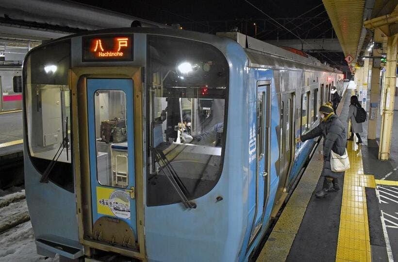東北本線を第三セクターに転換した青い森鉄道は八戸～青森間で乗車できるが、乗降はJR線と接続する八戸・野辺地・青森の3駅のみだ　（C）朝日新聞社