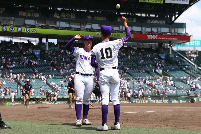 試合後、キャッチボールをする金足農・吉田（撮影／写真映像部・松永卓也）
