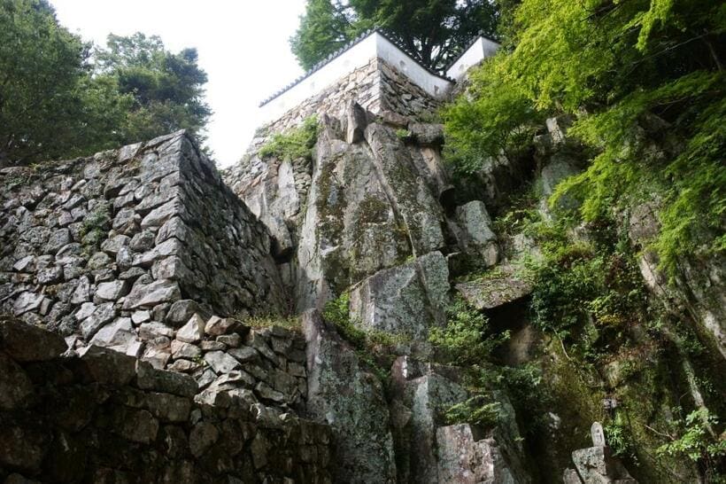 備中松山城大手門跡付近／切り立った臥牛山の岩盤と石垣とが一体となった高石垣。石垣の上には曲輪が配置され、土塀で守られていた。（写真／萩原さちこ）