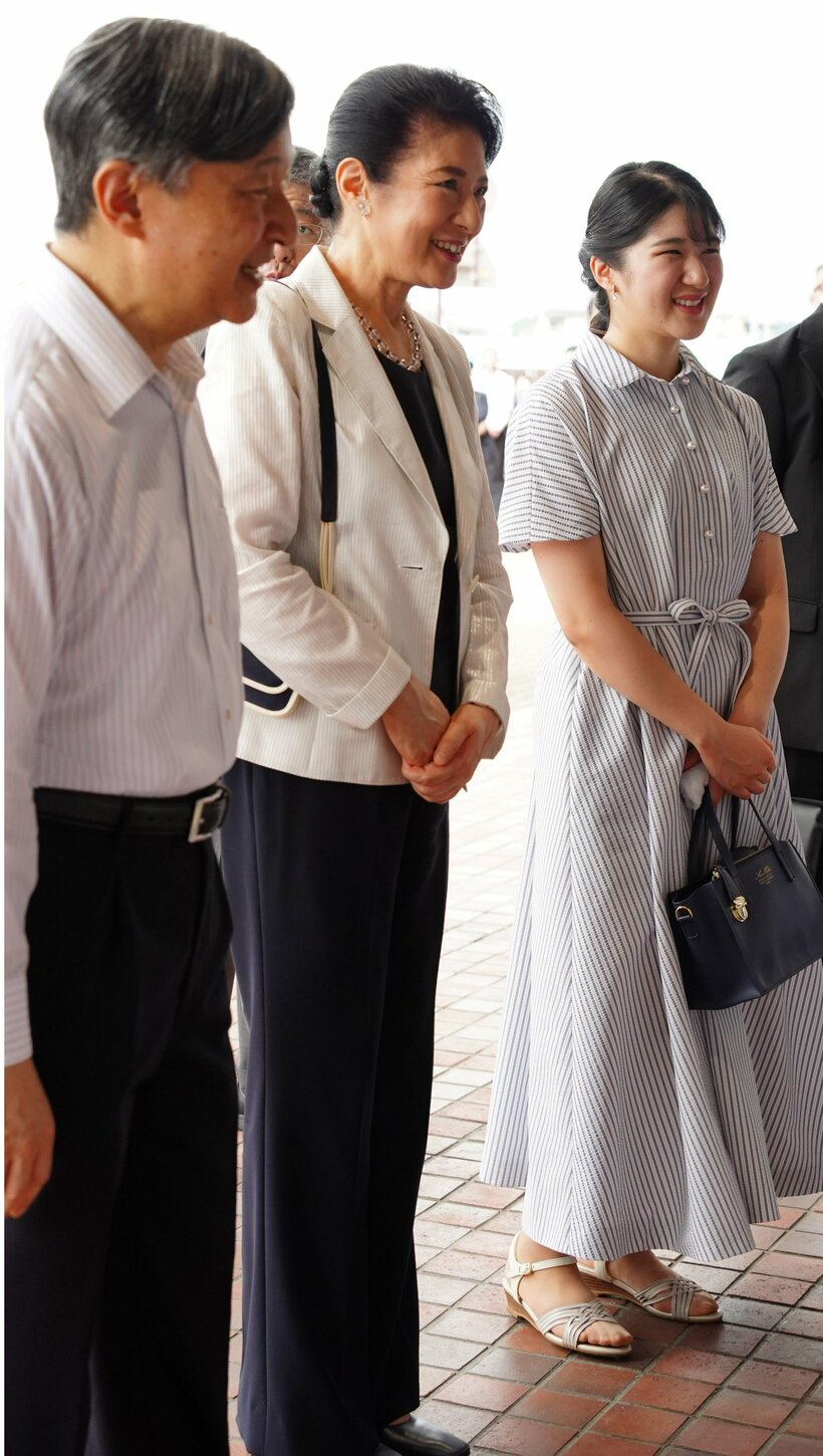 JR那須塩原駅に到着した天皇ご一家。地元や各地から集まった人びとに歩み寄り、言葉を交わした＝2024年9月12日、栃木県、地元の奉迎者提供