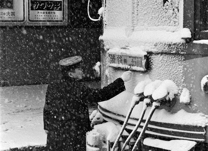 降りしきる雪のなか、渋谷駅では乗務員が着雪を払っていた（撮影／諸河久：１９６９年３月４日）