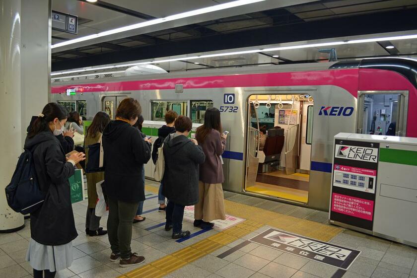全席指定の「京王ライナー」は、着席して通勤できると、次の列車を待ってでも乗るほどの人気列車(C)朝日新聞社