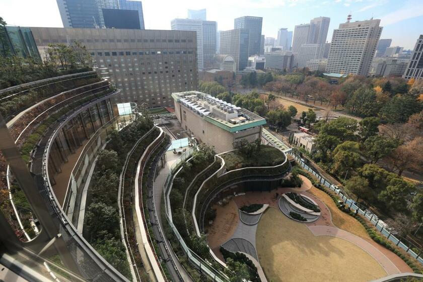 東京ミッドタウン日比谷/千代田区。18年3月開業。日比谷三井ビルディングと三信ビルディングの跡地再開発で、マスターデザインは英国のホプキンス・アーキテクツ。「アールデコ様式の三信ビルが壊されてがっかりしたけど、地下1階のアーケードにうまく再現されていて安心しました」(隈さん)(撮影/写真部・松永卓也)
