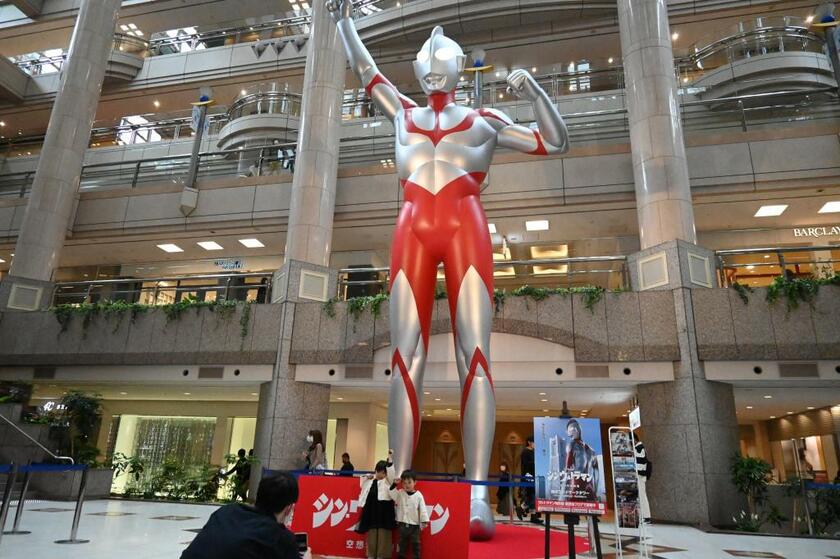 横浜・ランドマークプラザに展示されている「シン・ウルトラマン」のバルーン