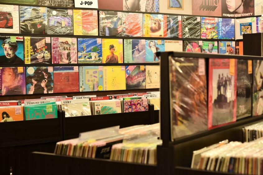 disk union ROCK in TOKYO/かつては世界一レコード店が集まる街といわれた渋谷。おしゃれな若者文化を象徴してきたこの街に、あえて古今東西のロックをレコードで取り揃えてオープン(写真/掛祥葉子)
