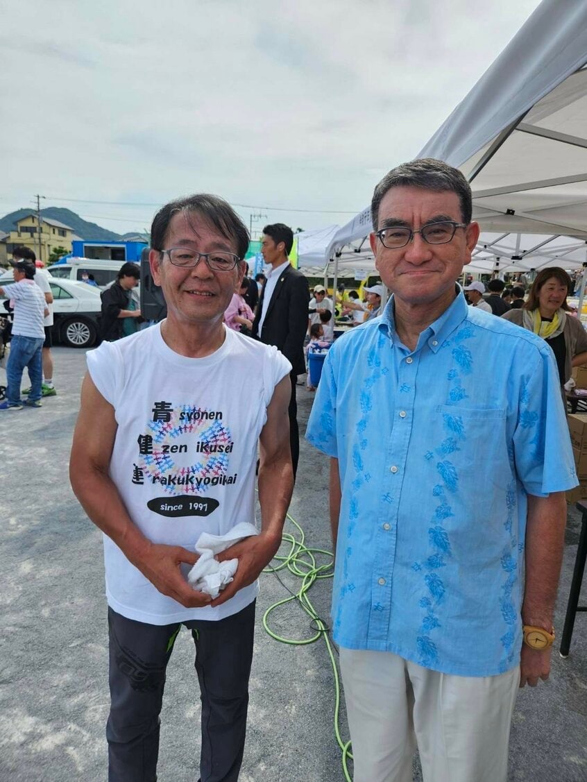 地元の夏祭りに参加した片倉氏(左)と河野氏(画像=片倉氏提供)