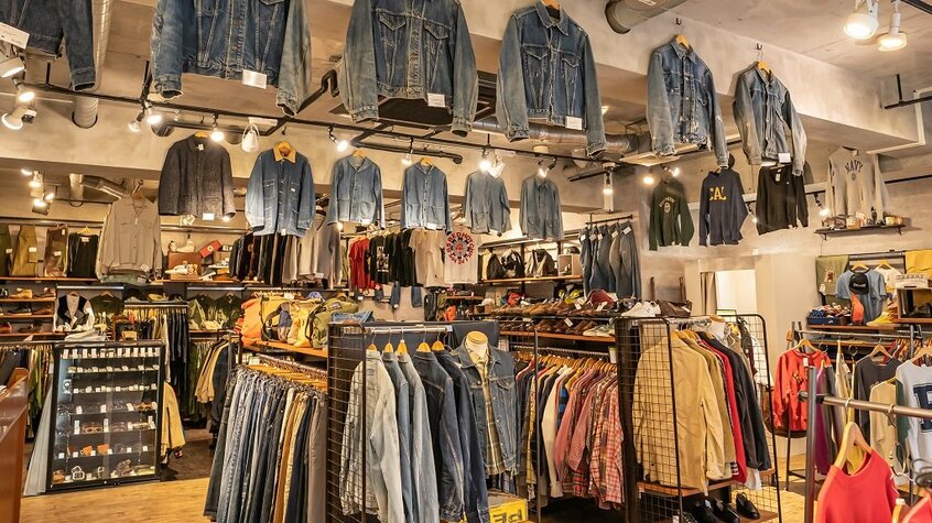 地域によって品ぞろえが異なるのがセカンドストリート。服好きが集まる原宿店にはヴィンテージものもずらりと並ぶ（写真：ゲオホールディングス提供）