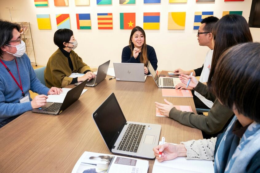 「とにかく明るい」白根とミーティングをするMSF日本事務局のスタッフたち。赴任地は自分の希望では決められない。世界約500カ所の活動地から適切な場所が提示される(撮影/横関一浩)