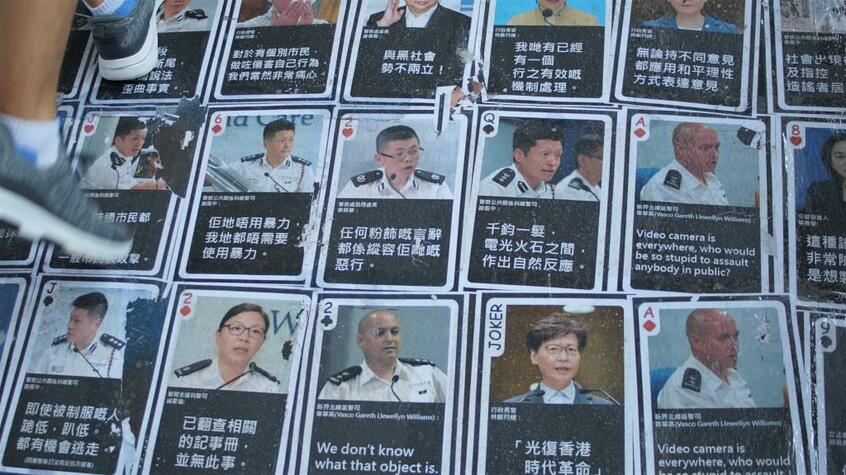 反政府派にとっての「悪人」を、顔写真と本人に関わる一文を組み合わせトランプ仕立てにしたもの(撮影/今井一)