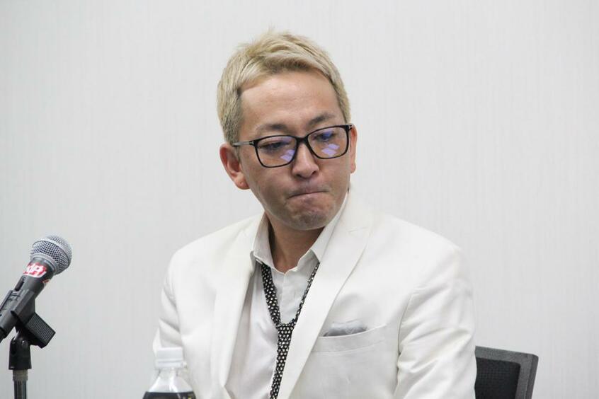 鮮やかな白色のスーツで会見にのぞんだ平尾勇気氏(撮影/福井しほ)