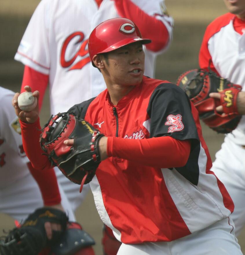 打撃力に定評がある広島の捕手・坂倉将吾 (c)朝日新聞社
