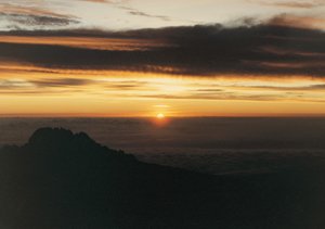 植村直己さんの著書に感動し、登山を始めた16歳でヨーロッパ最高峰のモンブラン(4807メートル)に登頂した。1990年12月、17歳でアフリカ最高峰のキリマンジャロ(5895メートル)も制覇。その登頂途中に撮影した雲海から昇る朝日
