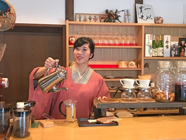 一棟貸しの宿「OYATSU」を運営する原井さん(撮影/柳堀栄子)