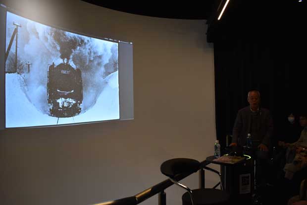 企画展「Fの時代」でのトークショーで、代表作のC62写真を前に解説する広田尚敬さん＝東京・品川のニコンミュージアムで（撮影／福井洋平）