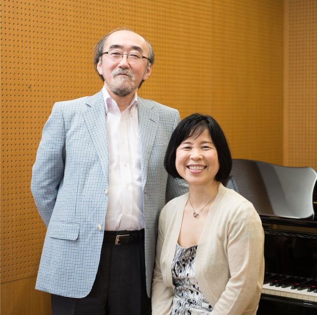 作曲家でピアニストの野平一郎さん（左）と、作曲家で音楽評論家の多美さん夫妻（撮影／写真部・岸本絢）