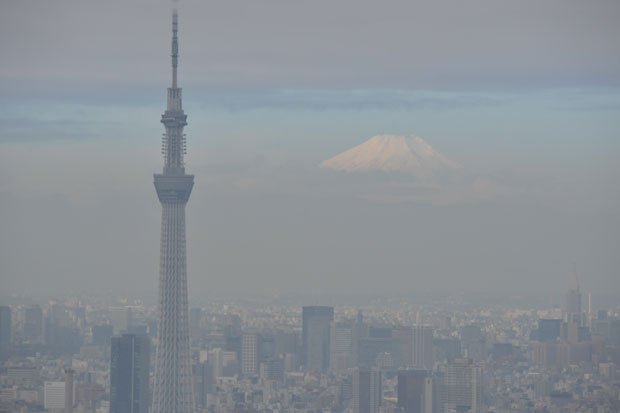 東京スカイツリーと富士山　（ｃ）朝日新聞社　＠＠写禁