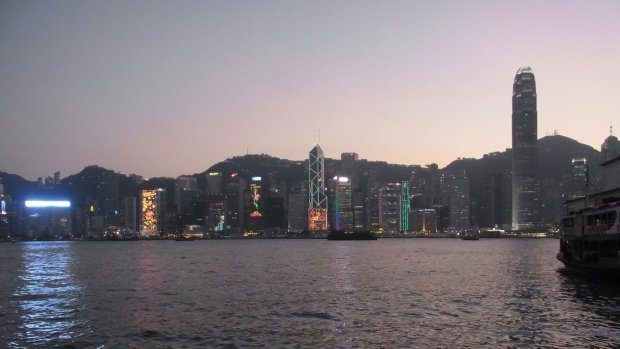 アジアNo.1に選ばれた「Caprice（カプリス）」は写真右の高層ビル Four Seasons Hotel Hong Kong内のレストラン
<br />写真提供：朝日新聞出版