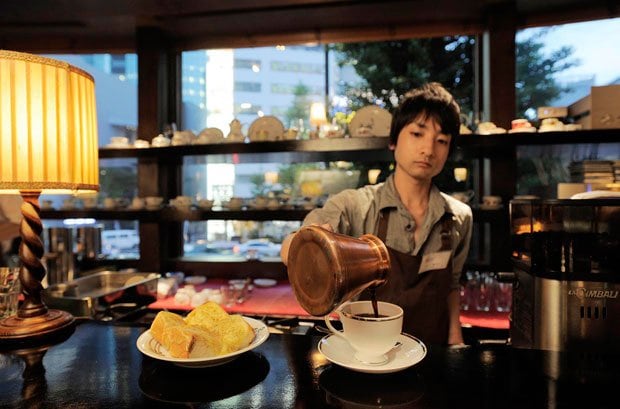 チーズトースト(左、400円)とブレンド(650円)。フードは少なく、コーヒーにこだわる(撮影/高井正彦)