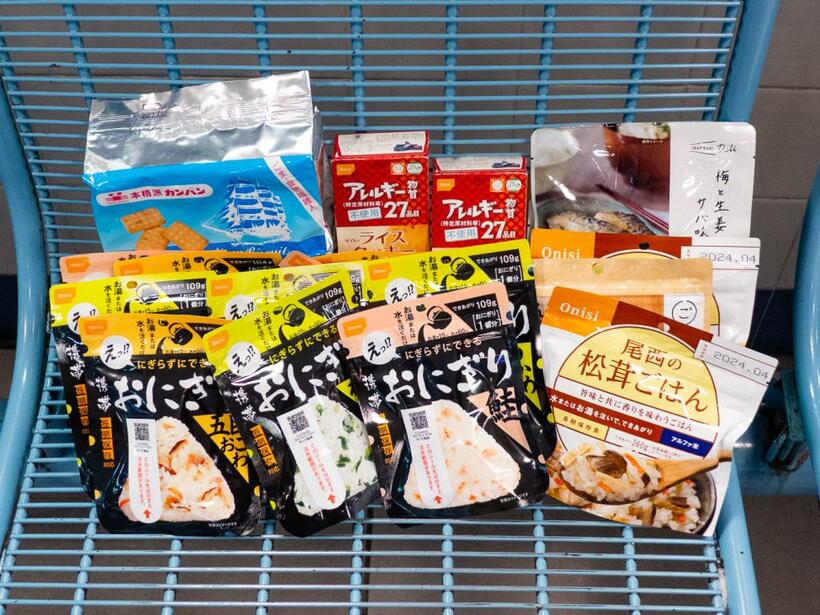 事前に買った非常食は、おにぎりや乾パンなど。総額６２４２円（撮影／阿部稔哉）