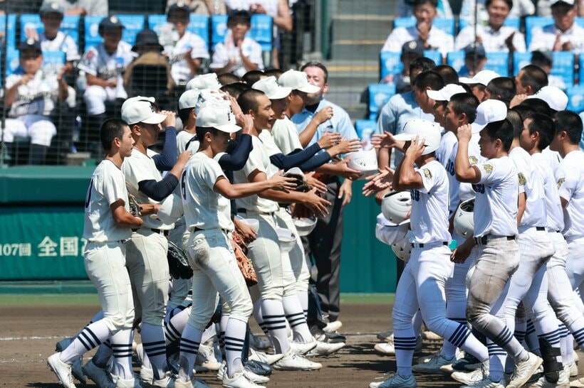 試合後、健闘をたたえ合う日大三（左）と県岐阜商のナインたち（撮影／写真映像部・東川哲也）