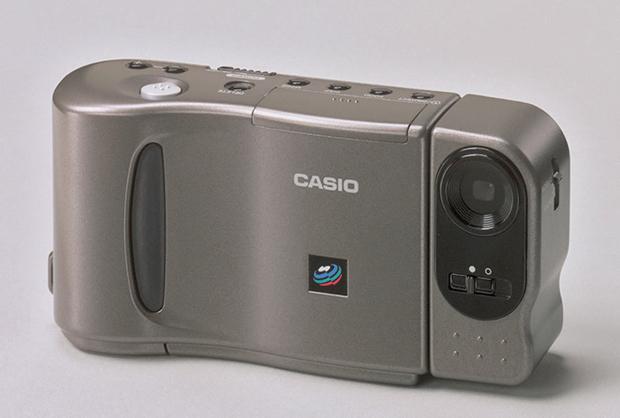 カシオQV－10。撮った画像を背面液晶ですぐ確認でき、パソコンにとり込んで保存するという、いまでは当たり前のことを低価格で実現