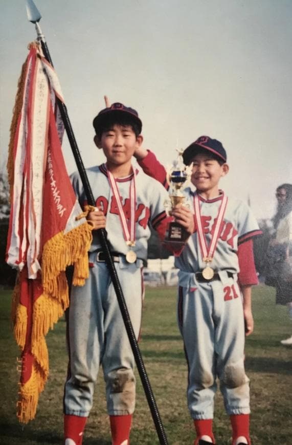 少年野球時代の松坂恭平さん（右）と大輔さん