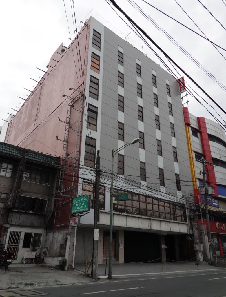 日本人３６人が拘束された廃ホテル。ここを拠点に日本国内へ特殊詐欺の電話をかけていたとみられる＝２０１９年１２月、マニラ