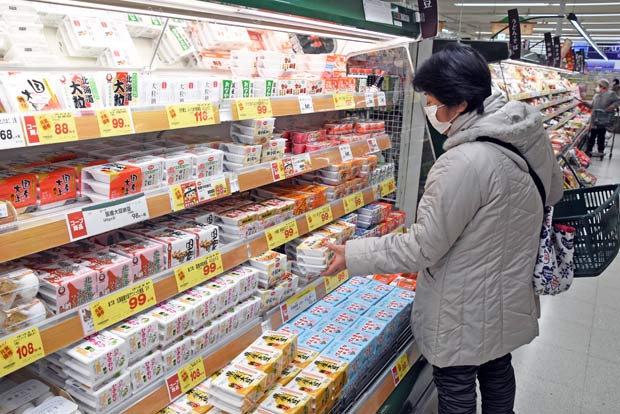 スーパーの店頭では納豆など一部商品が４月から値上がりする（ｃ）朝日新聞社