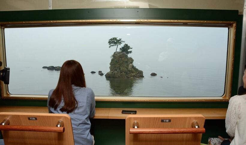 車窓いっぱいに富山湾を望む大きな窓も「べるもんた」の魅力（C）朝日新聞社