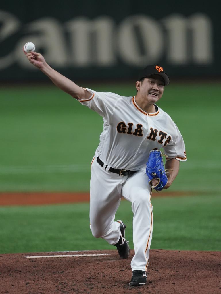 菅野智之は、日本プロ野球史上最高年俸の８億円で単年契約を結んだ（その後、田中将大が９億円で更新）。「プレッシャーはあるし、見合った活躍をしないといけない」などと語った（金額は推定）　（ｃ）朝日新聞社