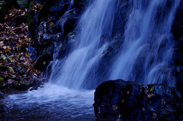 埼玉県唯一「滝百選」に選出された「丸神の滝」