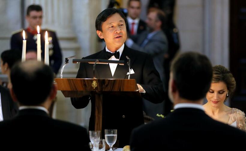 2013年6月、フェリペ皇太子同妃主催の晩餐（ばんさん）会で、あいさつに立つ皇太子さま（当時）／マドリードの王宮