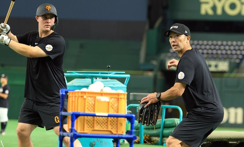 試合前にリチャード（左）に打撃指導する阿部慎之助監督（写真/日刊スポーツ）