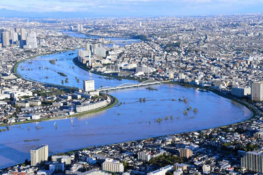 台風１９号により増水した東京・多摩川＝２０１９年１０月１３日　（ｃ）朝日新聞社