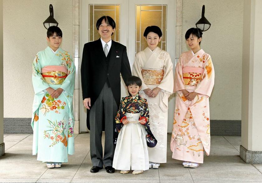 秋篠宮家の「家族写真」。もし映像化するとなったら、こうした記録から編集していくことは容易いのかもしれない(Ｃ)朝日新聞社