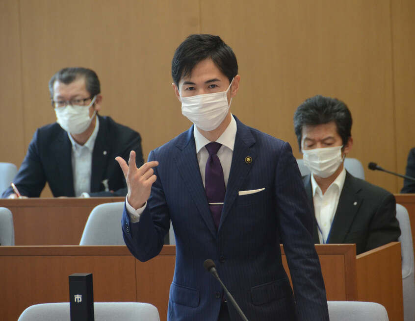 2度否決された副市長人事案を再議に付した理由を説明する石丸伸二市長＝2021年6月