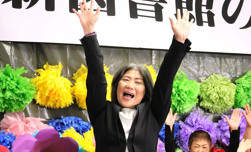 新図書館の建設中止を大きく掲げて市長選で当選した田久保氏(5月25日)