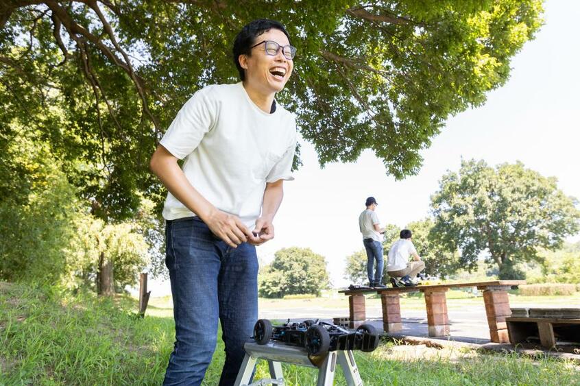 豊田市の河川敷に作られたラジコンのコースでSkyDriveのロゴが入ったオリジナルカーを走らせる。ラジコンカーも空飛ぶクルマに似ていて、イメージを膨らませてくれる(写真=山本友来)
