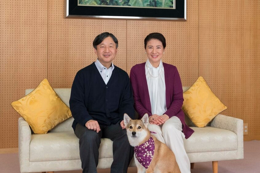 雅子さま55歳の誕生日にむけて撮影。雅子さまと由莉は、ボルドー色でリンクコーデ。由莉のバンダナの流水文様は吉祥柄=2018年、宮内庁提供