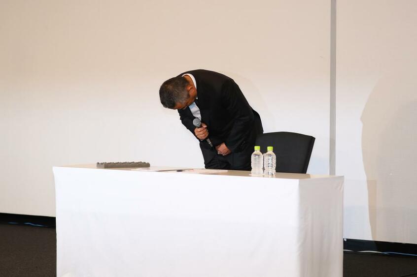 会見中、岡本社長は何度も頭を下げて謝罪した（撮影／写真部・松永卓也）